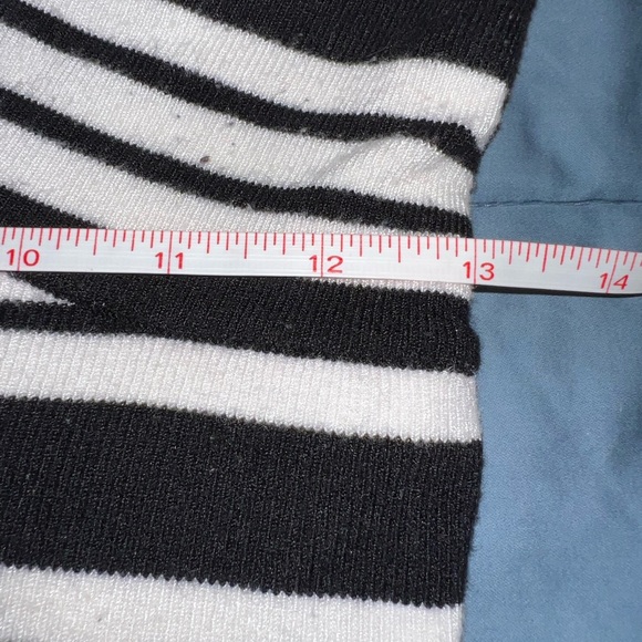 Arden B. Gently used top. Soft and Stretchy material. Large - Picture 2 of 5